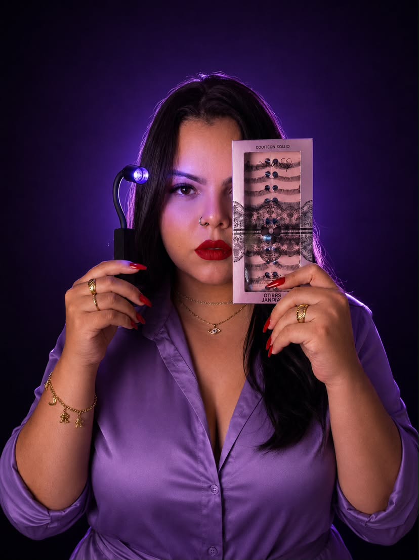 Lara Carneiro segurando o emissor Photon LED e uma tela de cílios
